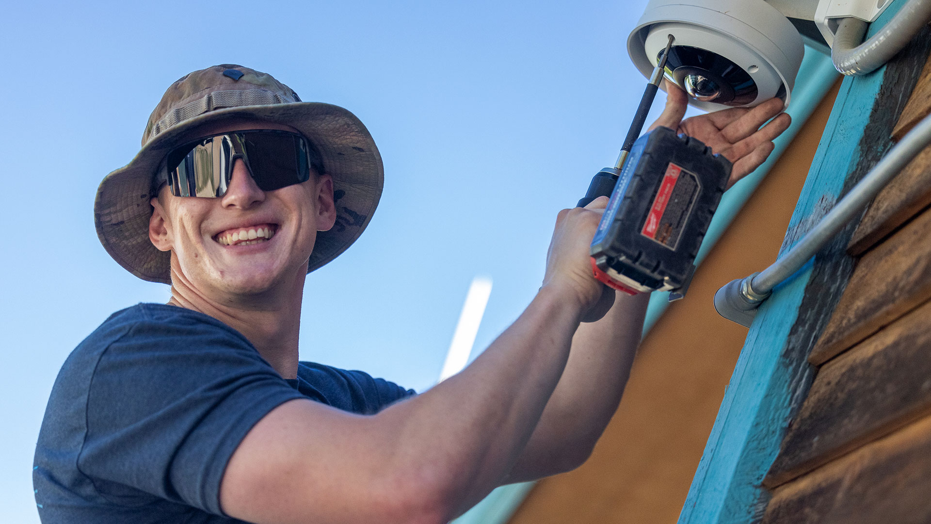 worker installing